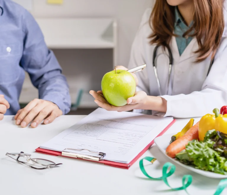 Psychodietetyka o jedzeniu emocjonalnym: jak je rozpoznać i co zrobić zanim sięgniesz po przekąskę