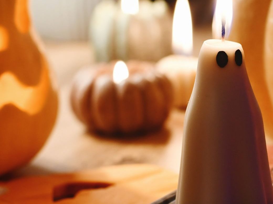 Halloweenowy Sabat z koncertem mis i gongów w Holistic Space: świece i dynie